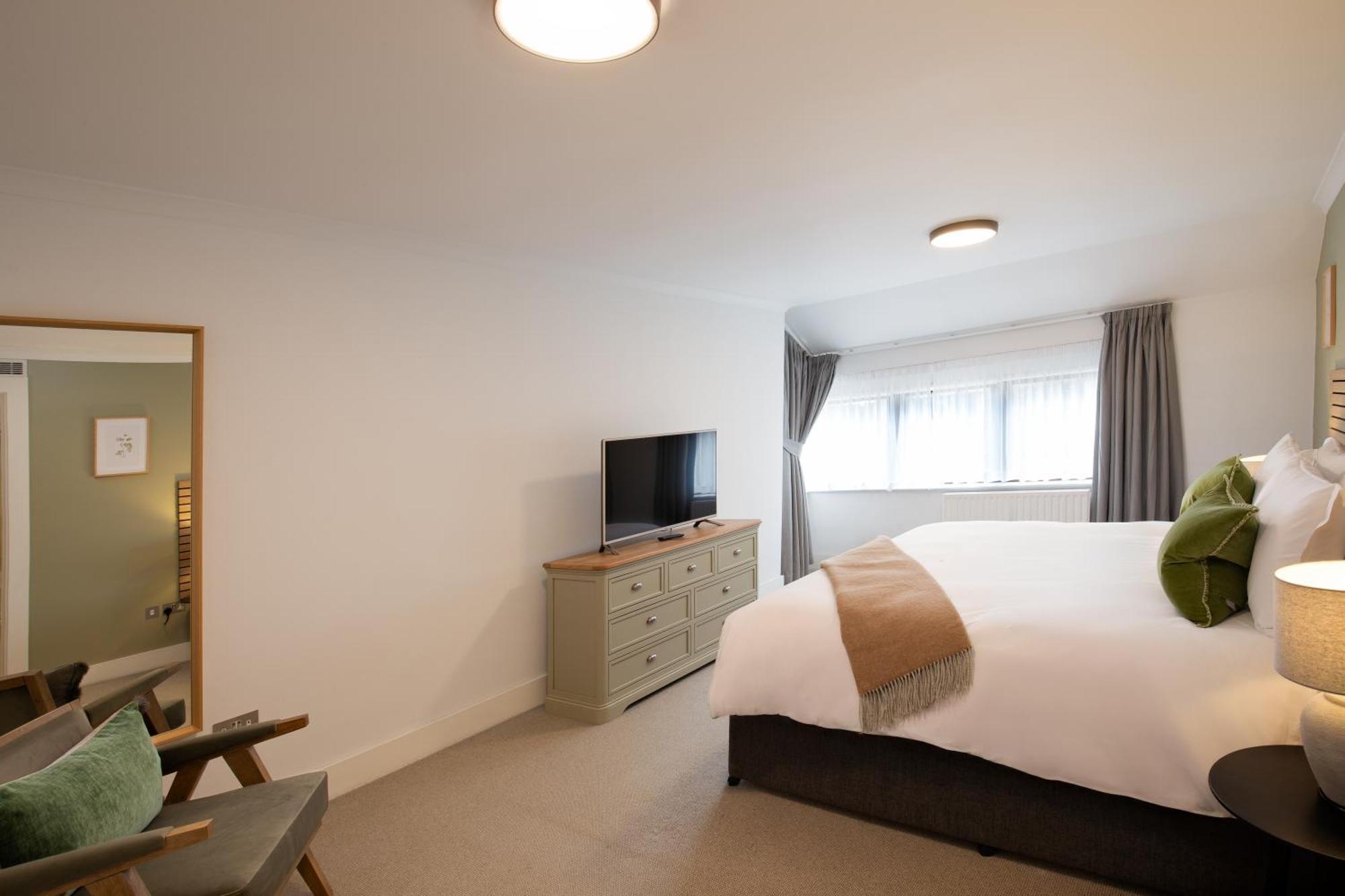 Monarch House - Serviced - Kensington Apartment London
